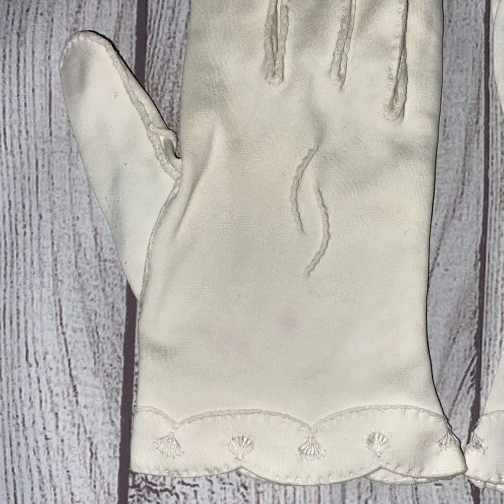 Vintage scallop edge embroidered white gloves  XS/small women